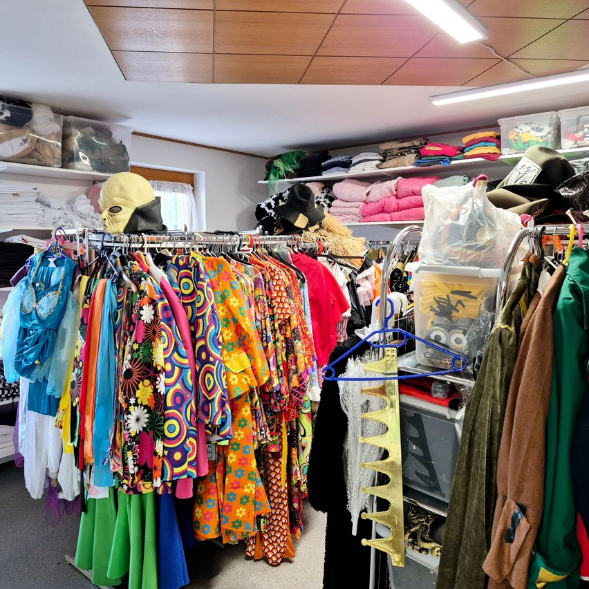 Bild enthält, Boutique, Shop, Adult, Female, Person, Woman, Indoors, Furniture, Market