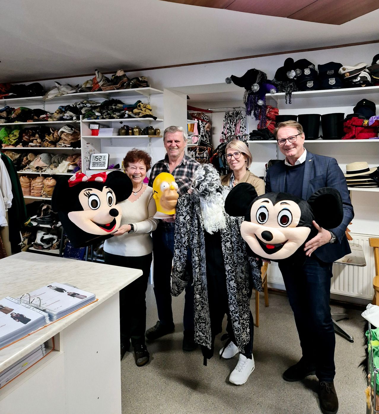 Bild enthält, People, Person, Adult, Female, Woman, Male, Man, Indoors, Necklace, Shoe