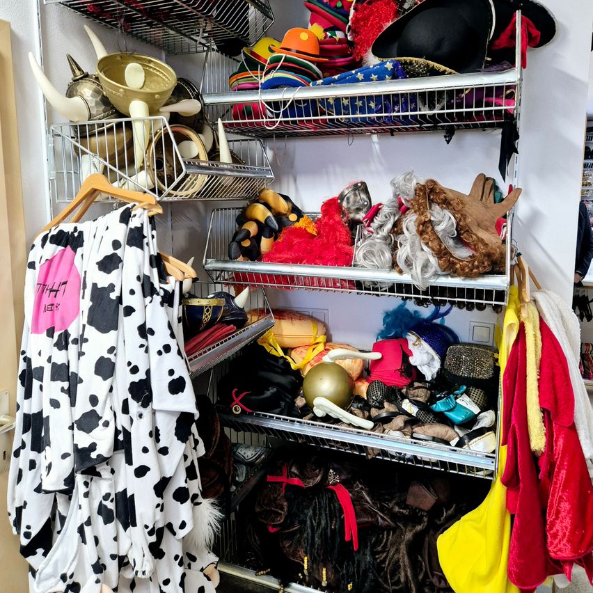 Bild enthält, Furniture, Indoors, Room, Walk-In Closet, Person, Closet, Face, Head