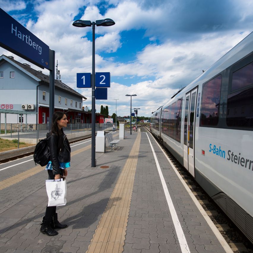 Bild enthält, Terminal, Railway, Train, Train Station, Person, Handbag, Coat, Shoe, Car, Bicycle