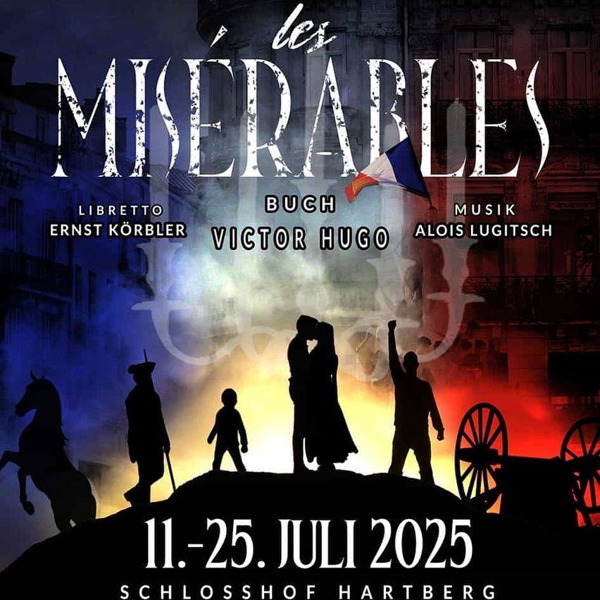 Ein Plakat für 'Les Miserables', ein Musical von Victor Hugo, ist für Juli 2025 im Schlosshof Hartberg geplant. Es zeigt Silhouetten von Charakteren vor einem Hintergrund von Gebäuden und einer französischen Flagge.