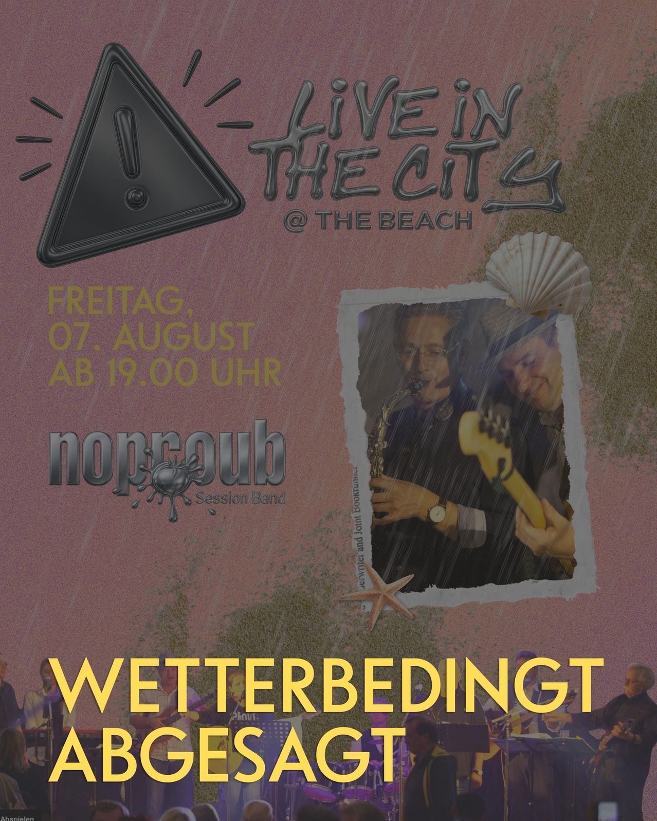 Ein Plakat für ein Live-Musik-Event am Strand am 7. August um 19 Uhr, mit einem Foto von Musikern, die im Regen spielen.