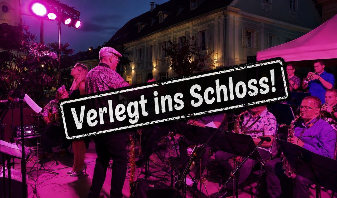 Eine Band spielt auf einer Bühne vor einem großen Gebäude bei Nacht, mit lila Beleuchtung und Textüberlagerung, die 'Verlegt ins Schloss' lautet.