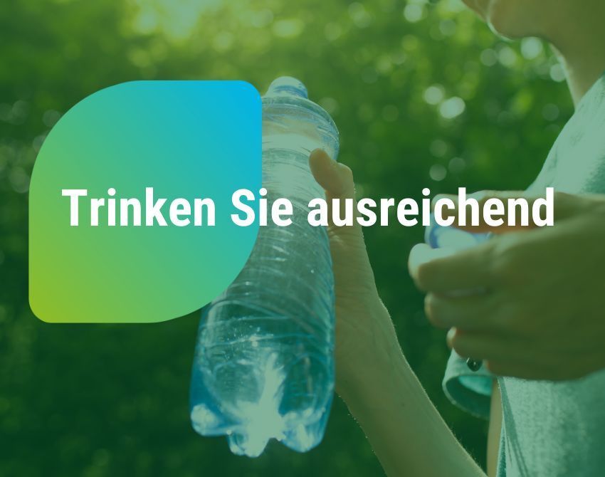 Eine Person hält eine Wasserflasche und ein kreisförmiges Symbol mit dem Text 'Trinken Sie ausreichend' im Vordergrund.
