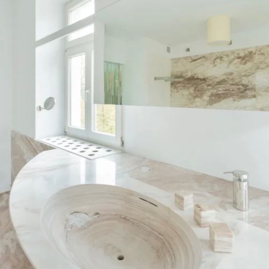 Bild enthält, Basin, Indoors, Interior Design, Bathing