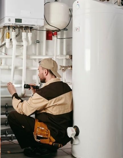 Bild enthält, Person, Sitting, Worker, Adult, Male, Man, Taking Cover, Head, Face