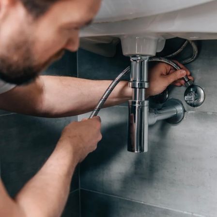 Bild enthält, Person, Plumbing, Head