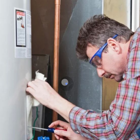 Bild enthält, Adult, Male, Man, Person, Device, Screwdriver, Tool, Face, Accessories, Glasses