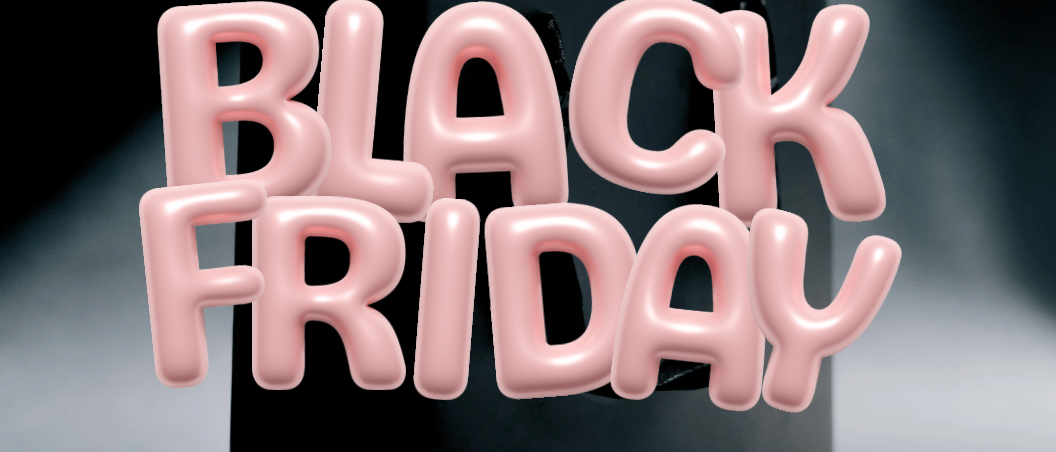 Ein Einkaufsbeutel mit dem Text Black Friday, ein weißes Seidenpapier darauf und eine Einkaufsliste. Der Beutel steht auf schwarzem Hintergrund.