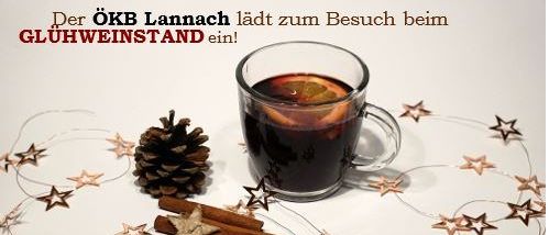 Eine Tasse Glühwein mit Zimt und Sternendekorationen auf weißem Hintergrund. Eine Einladung zum Besuch des Glühweinstandes im Rathaus Lannach am 30. November um 15 Uhr.
