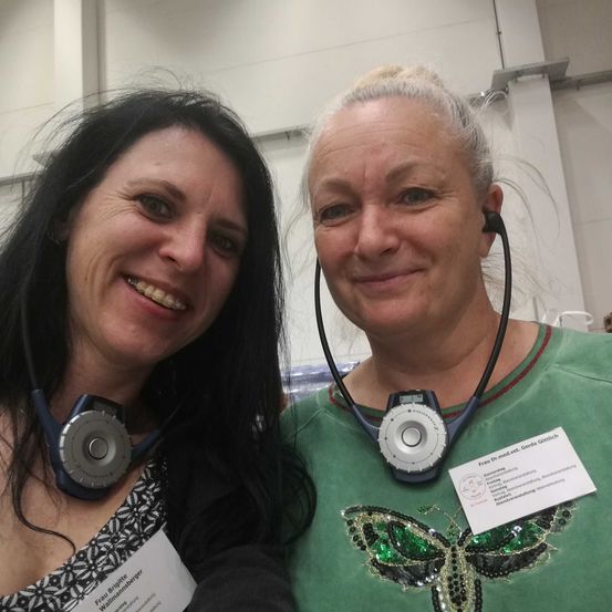 Bild enthält, Adult, Female, Person, Woman, Stethoscope, Earbuds, Face, Head, Portrait, Text