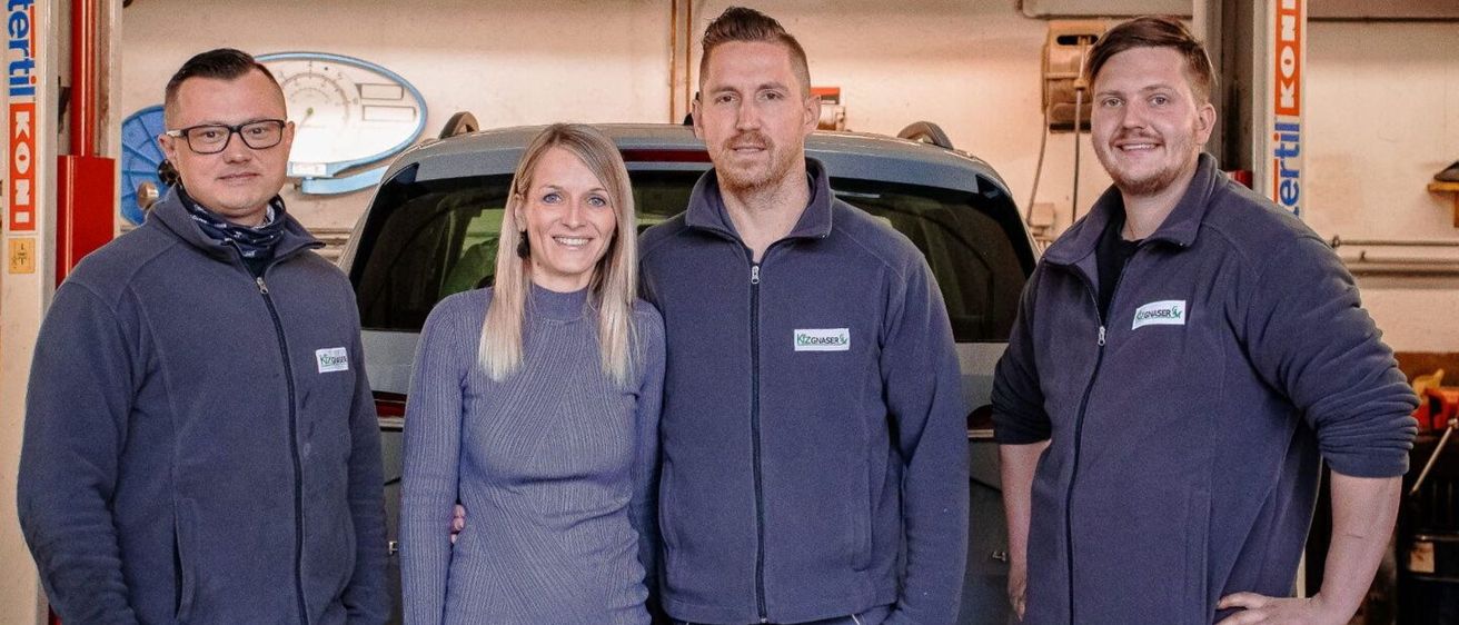 Bild enthält, Groupshot, Person, Adult, Female, Woman, Jacket, Male, Man, Face, Smile