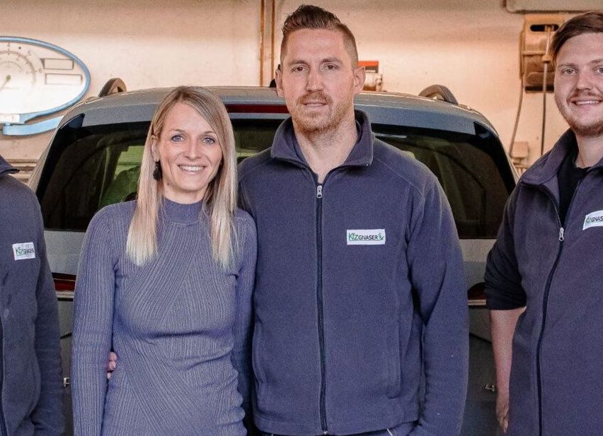 Bild enthält, Groupshot, Person, Adult, Female, Woman, Jacket, Male, Man, Face, Smile