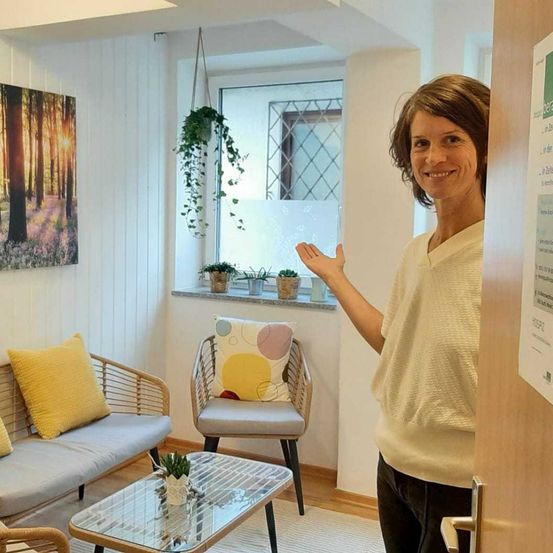 Bild enthält, Indoors, Interior Design, Table, Adult, Female, Person, Woman, Home Decor, Living Room, Plant