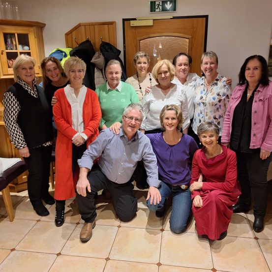 Bild enthält, People, Person, Blouse, Pants, Photography, Portrait, Living Room, Adult, Female, Woman