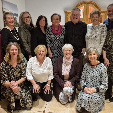 Bild enthält, People, Person, Blouse, Groupshot, Adult, Female, Woman, Portrait, Male, Man