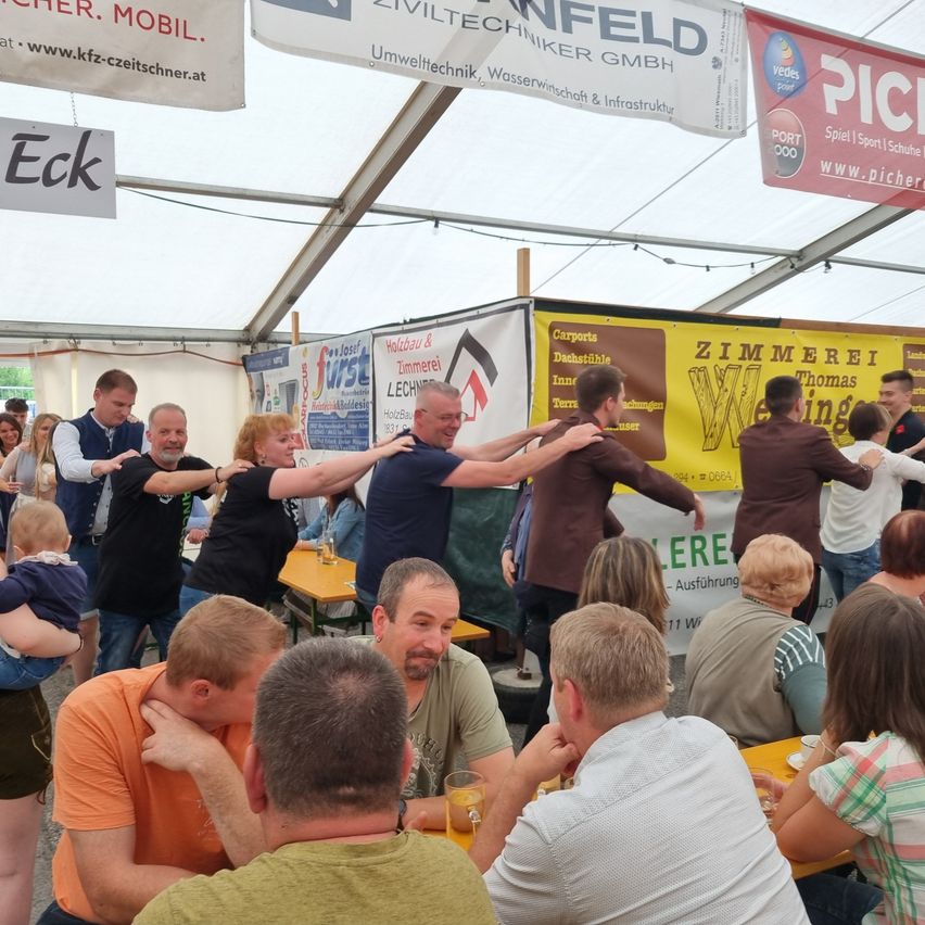 Bild enthält, Adult, Male, Man, Person, Child, Female, Girl, T-Shirt, People, Woman