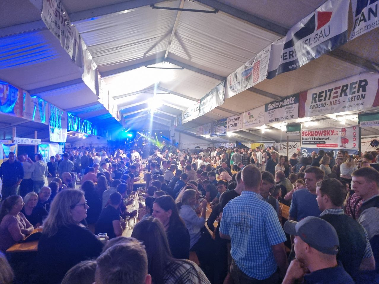 Bild enthält, Urban, Adult, Female, Person, Woman, Night Life, Hat, Male, Man, Child