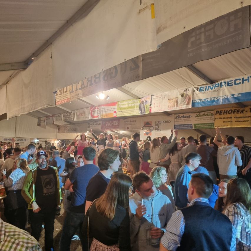 Bild enthält, Urban, Adult, Female, Person, Woman, Male, Man, People, Crowd, Shoe