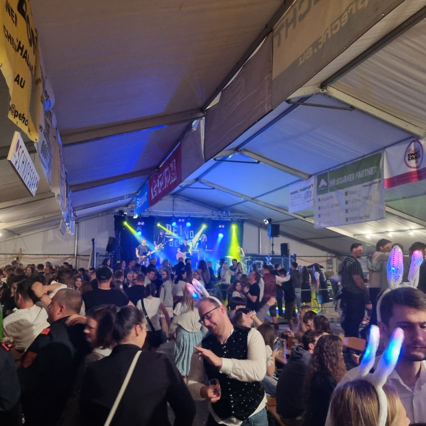 Bild enthält, Urban, Adult, Male, Man, Person, Glasses, Hat, Night Life, Female, Woman