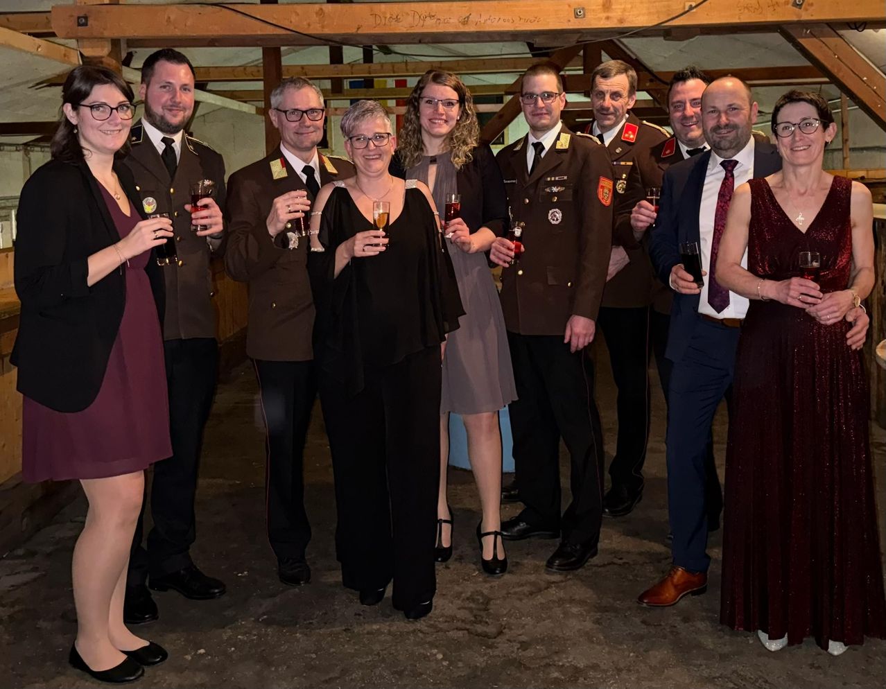 Bild enthält, Formal Wear, Suit, Adult, Female, Person, Woman, Male, Man, Glasses, Coat