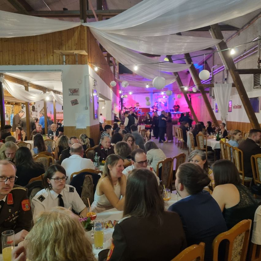 Bild enthält, Urban, Indoors, Restaurant, Adult, Female, Person, Woman, Building, Male, Man