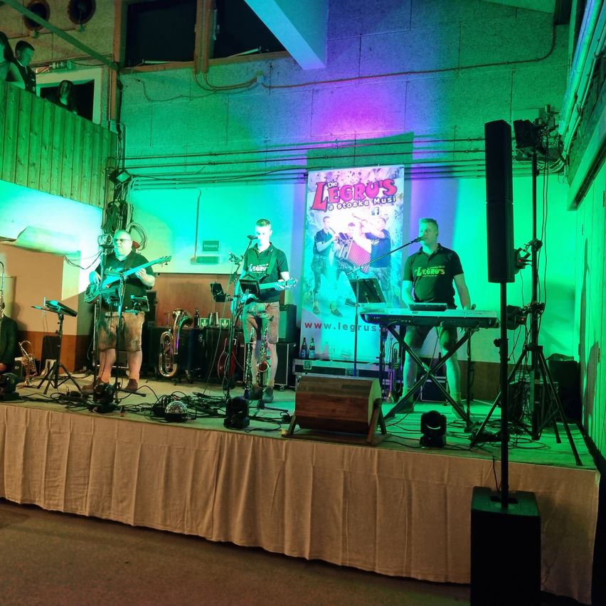 Bild enthält, Stage, Concert, Crowd, Person, Urban, Lighting, Group Performance, Music Band, Musician, Guitarist