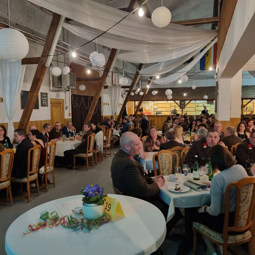 Bild enthält, Indoors, Adult, Female, Person, Woman, Building, Restaurant, Male, Man, Chair
