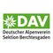Das Logo des Deutschen Alpenvereins, Sektion Berchtesgaden, mit grünem Hintergrund, einer weißen Blume und den weißen Buchstaben 'DAV'.