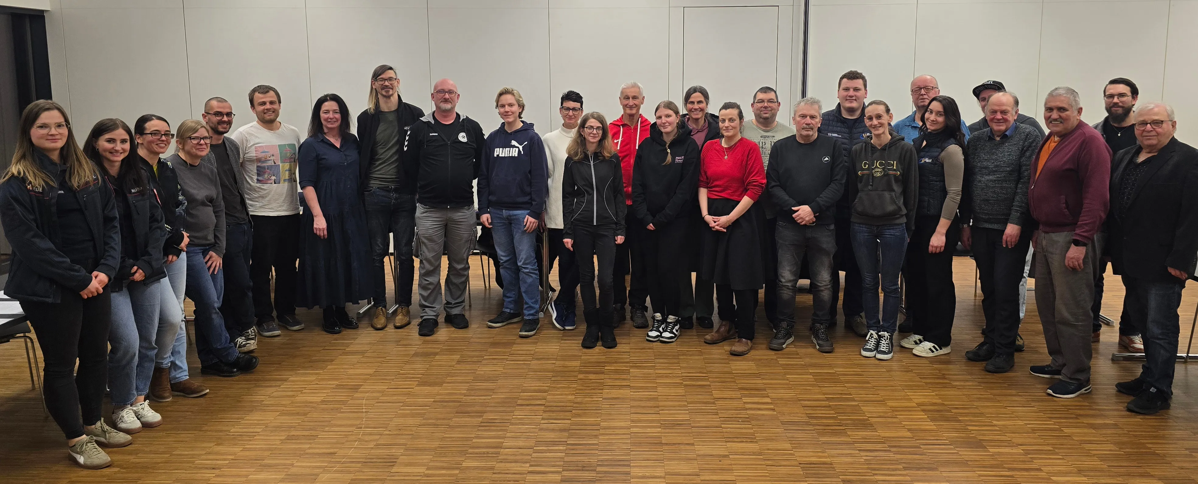 Gruppenfoto der Teilnehmerinnen und Teilnehmer am ersten Multiplikatorentreffen für das Ansfeldener Jugendnetzwerk