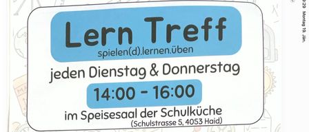 Plakat für Lern Treff, ein kostenloses Angebot für Kinder und Jugendliche in Ansfelden. Es findet jeden Dienstag und Donnerstag von 14:00 bis 16:00 im Speisesaal der Schulküche statt. Geleitet von Fachkräften in Bildung und Jugendarbeit, beginnt es ab der 1. Klasse Volksschule. Weitere Informationen können per E-Mail oder Telefon eingeholt werden.