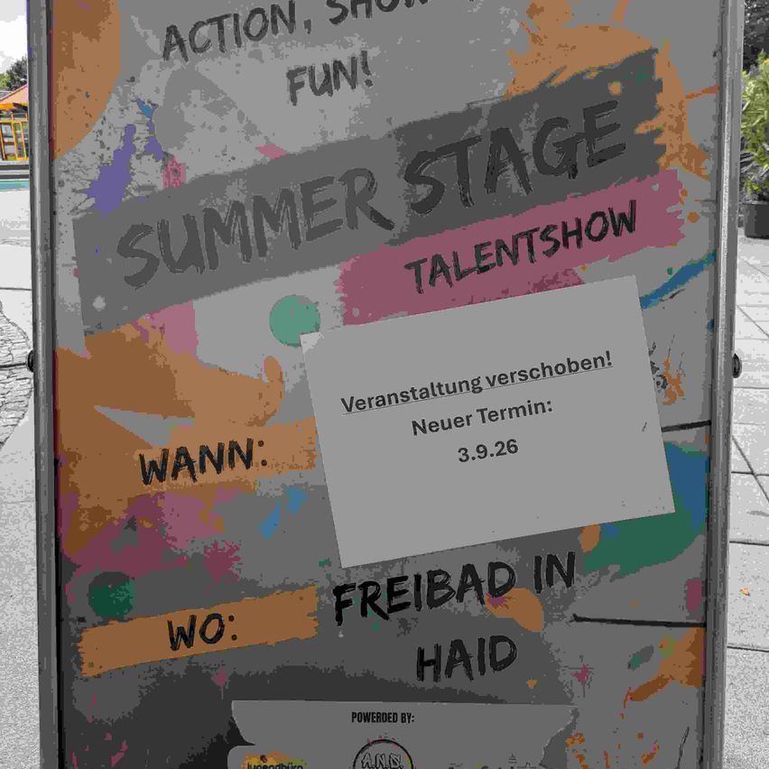 Ein farbenfrohes Schild mit 'Summer Stage Talentshow' in fetten Buchstaben. Ein weißes Papier mit dem Text 'Veranstaltung verschoben! Neuer Termin: 3.9.26' ist angebracht. Das Schild hat einen Farbklecks und die Worte 'Action, Show, Fun!' sind darauf geschrieben.
