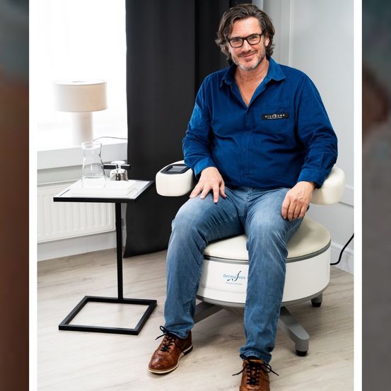 Bild enthält, Person, Sitting, Shoe, Pants, Adult, Male, Man, Jeans, Lamp, Sneaker