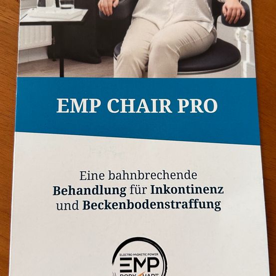 Bild enthält, Advertisement, Poster, Adult, Female, Person, Woman, Cup, Chair, Furniture