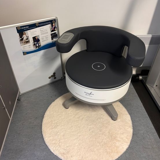 Bild enthält, Furniture, Indoors, Chair, Person, Cookware, Office