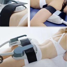 Drei Bilder zeigen eine Frau, die ein schwarzes und weißes Gerät an ihren Oberschenkeln und ihrem Bauch benutzt. Sie liegt auf einer blauen Oberfläche und trägt weiße Unterwäsche und einen weißen BH.