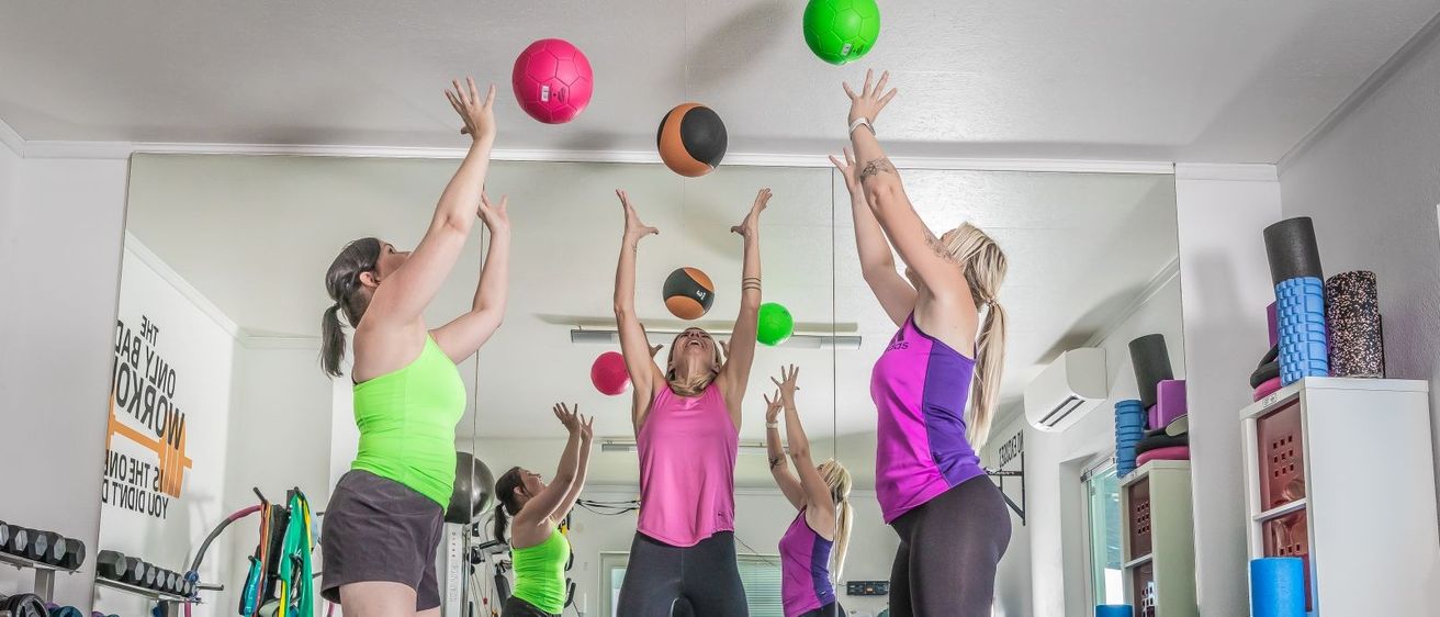 Bild enthält, Pilates, Working Out, Soccer Ball, Shorts, Adult, Female, Person, Woman, People, Volleyball (Ball)