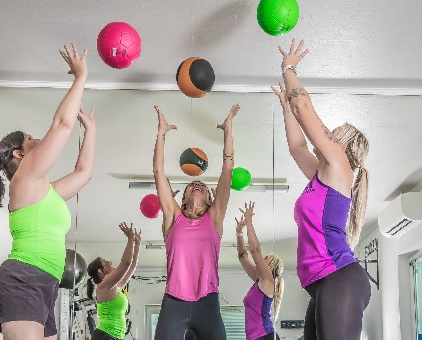 Bild enthält, Pilates, Working Out, Soccer Ball, Shorts, Adult, Female, Person, Woman, People, Volleyball (Ball)