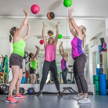 Bild enthält, Pilates, Working Out, Soccer Ball, Shorts, Adult, Female, Person, Woman, People, Volleyball (Ball)