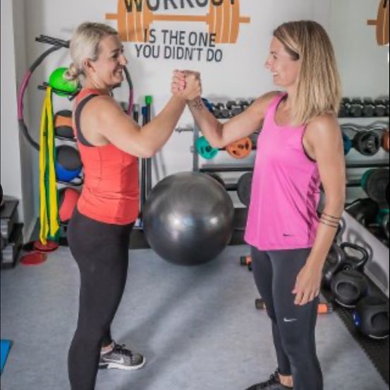 Bild enthält, Fitness, Pilates, Working Out, Adult, Female, Person, Woman, Head, Face, Gym