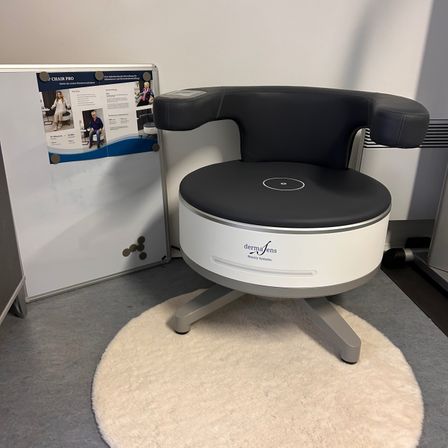 Bild enthält, Furniture, Indoors, Chair, Person, Home Decor, Rug, Office