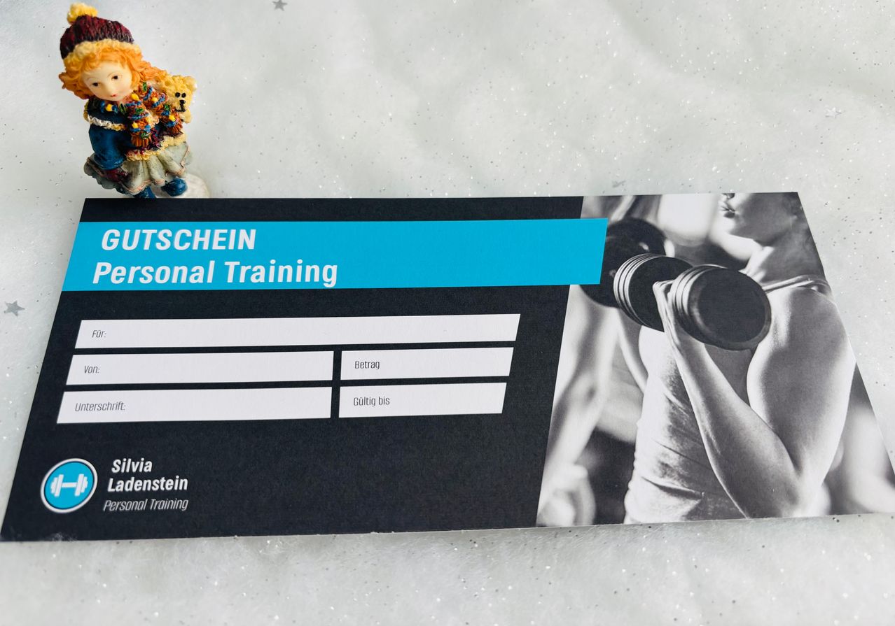 Ein Zertifikat für persönliches Training wird angezeigt, mit einem blauen Rand und einer Person, die in einem Fitnessstudio Gewichte hebt. Das Zertifikat hat Felder für Name, Datum und Trainer.