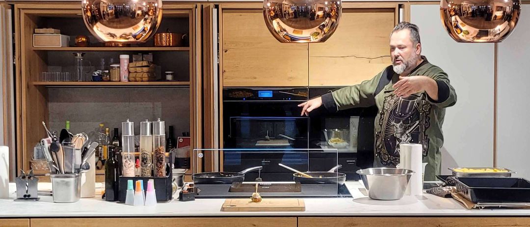 Bild enthält, Indoors, Interior Design, Kitchen, Adult, Male, Man, Person, Cooking Pan, Cookware, Barbershop