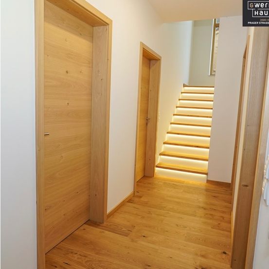 Bild enthält, Indoors, Interior Design, Wood, Building, Housing, Staircase, Floor, Flooring, Hardwood, Wood Panels