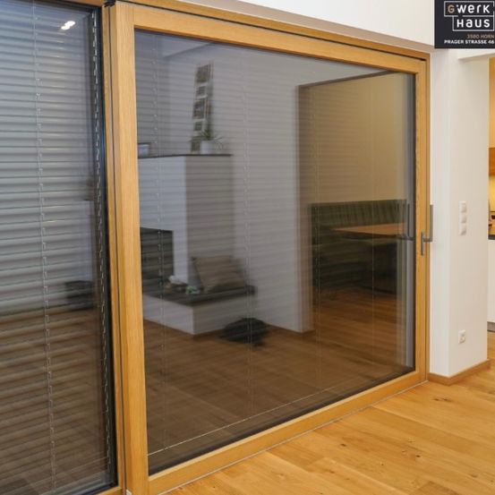 Bild enthält, Door, Sliding Door, Indoors, Interior Design, Accessories, Bag, Handbag, Architecture, Building, Housing