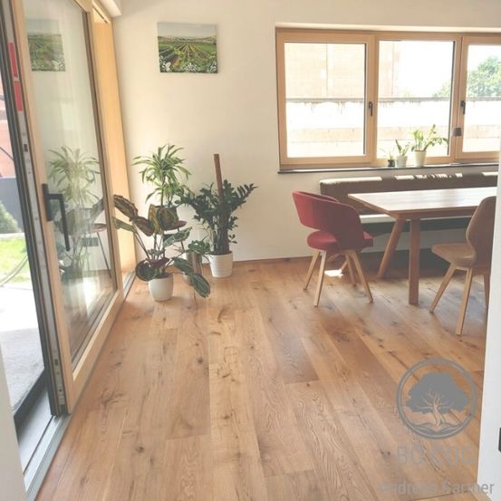 Bild enthält, Interior Design, Floor, Wood, Hardwood, Flooring, Stained Wood, Chair, Plant, Table, Window