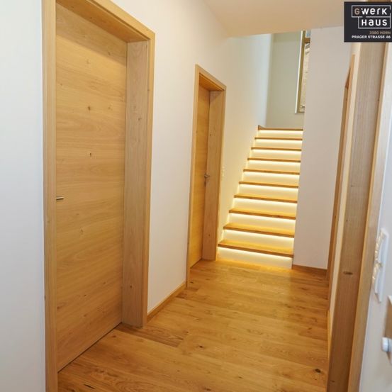 Bild enthält, Indoors, Interior Design, Building, Housing, Staircase, Wood, Floor, Flooring, Hardwood, Wood Panels