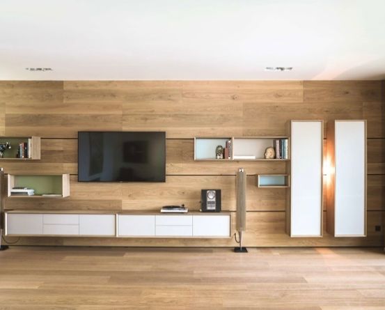 Bild enthält, Indoors, Interior Design, Wood Panels, Computer Hardware, Electronics, Hardware, Monitor, Screen, Wood, TV