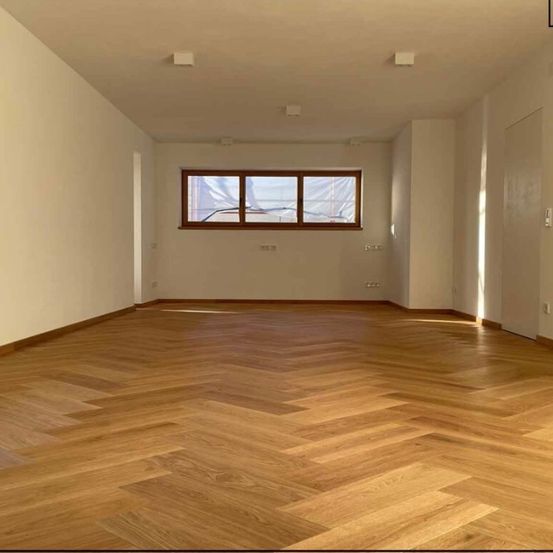 Bild enthält, Floor, Wood, Flooring, Hardwood, Stained Wood, Indoors, Interior Design