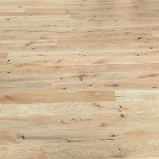 Bild enthält, Indoors, Interior Design, Wood, Floor, Flooring, Hardwood, Stained Wood